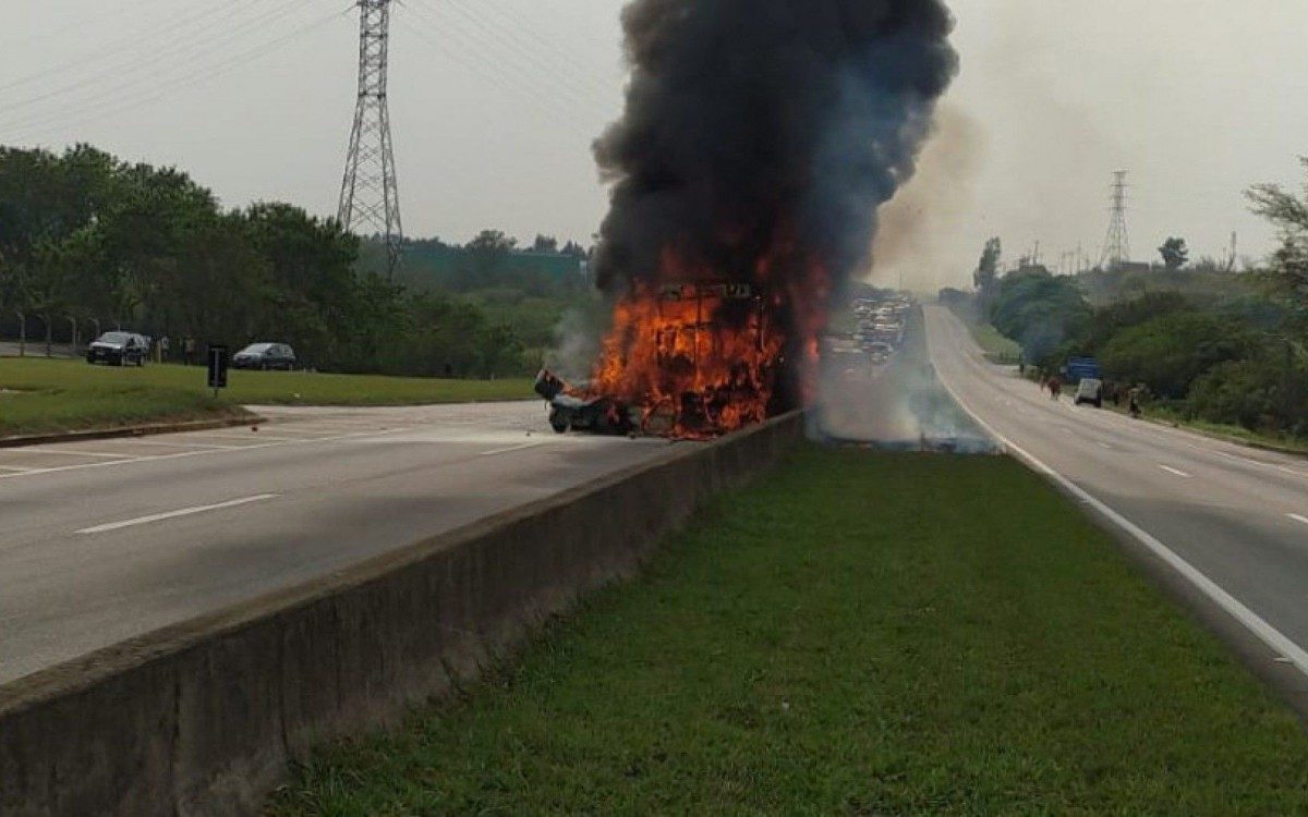 Ve&iacute;culos envolvidos no acidente que foram carbonizados
