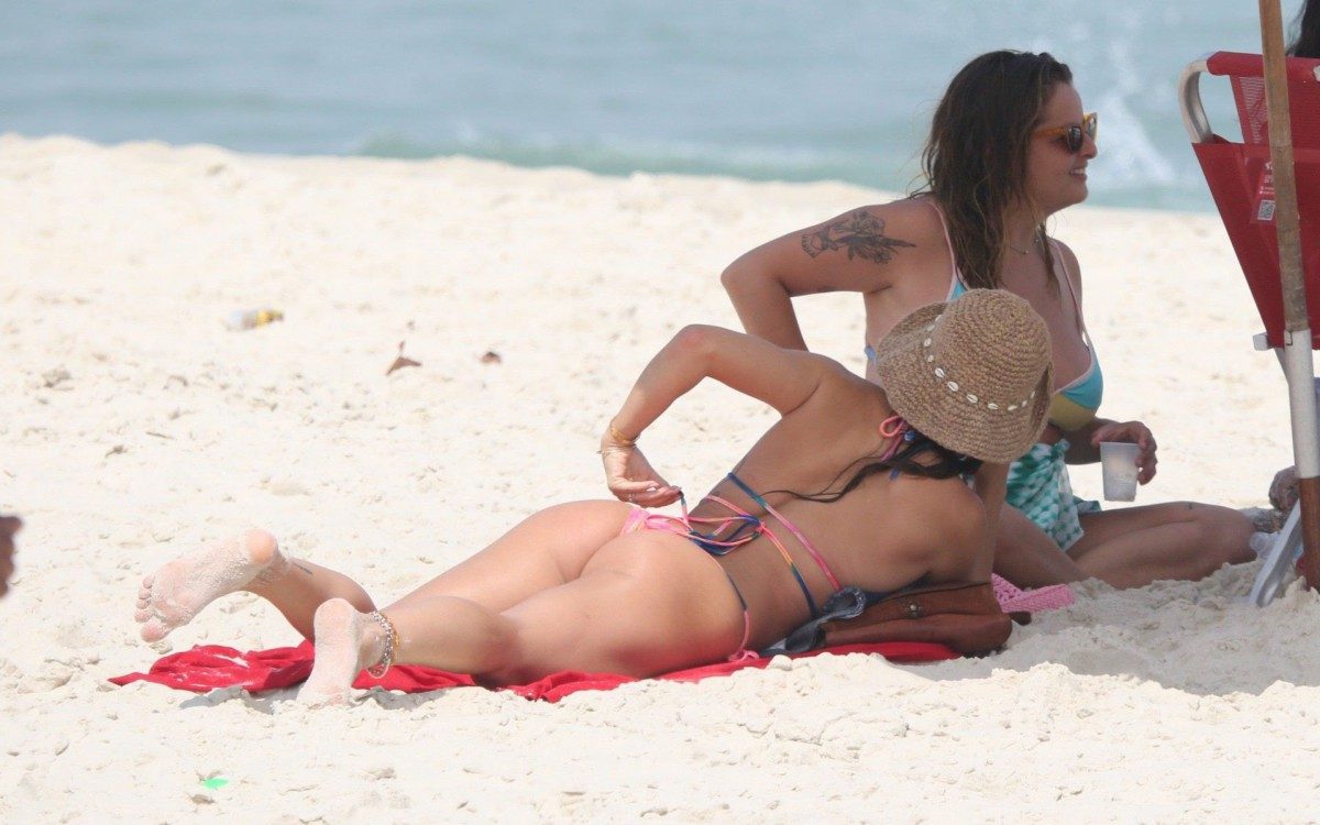 Isis Valverde curte dia de praia com amigos na Barra da Tijuca, na Zona Oeste do Rio, nesta ter&ccedil;a-feira