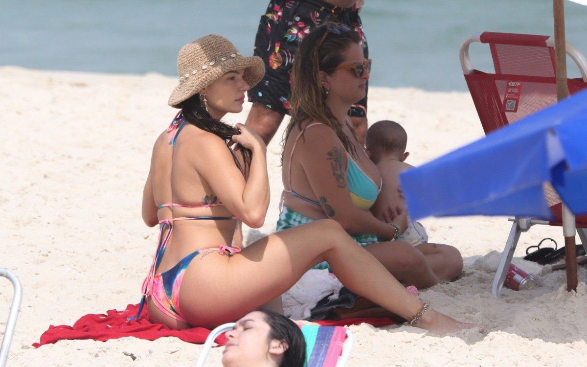 Isis Valverde curte dia de praia com amigos na Barra da Tijuca, na Zona Oeste do Rio, nesta ter&ccedil;a-feira
