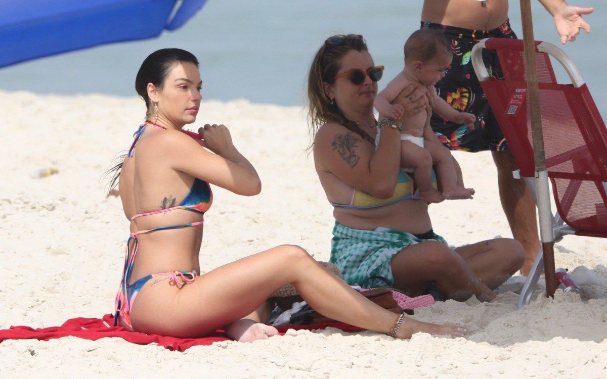 Isis Valverde curte dia de praia com amigos na Barra da Tijuca, na Zona Oeste do Rio, nesta ter&ccedil;a-feira