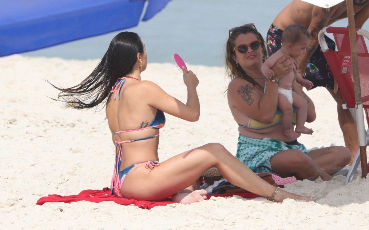 Isis Valverde curte dia de praia com amigos na Barra da Tijuca, na Zona Oeste do Rio, nesta ter&ccedil;a-feira