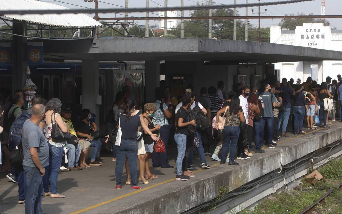 Policia - Homem morre em via ferrea, proximo a esta&ccedil;ao de Bangu, zona oeste do Rio, na manha de hoje, causando problemas na circula&ccedil;ao dos trens. Na foto, grande movimento na esta&ccedil;ao de Bangu.