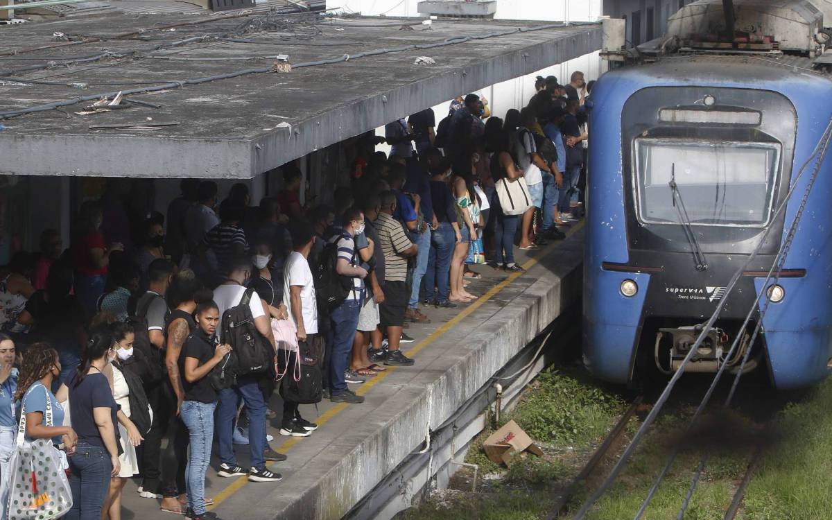 Policia - Homem morre em via ferrea, proximo a esta&ccedil;ao de Bangu, zona oeste do Rio, na manha de hoje, causando problemas na circula&ccedil;ao dos trens. Na foto, grande movimento na esta&ccedil;ao de Bangu.