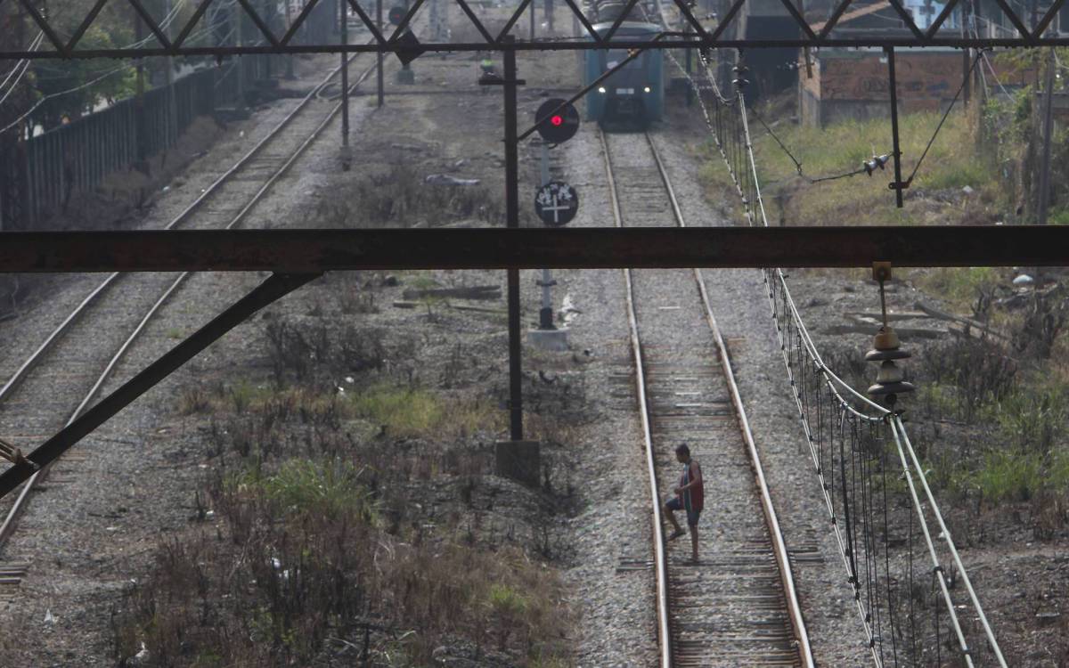 Policia - Homem morre em via ferrea, proximo a esta&ccedil;ao de Bangu, zona oeste do Rio, na manha de hoje, causando problemas na circula&ccedil;ao dos trens. Na foto, passagem aberta em muro na via.