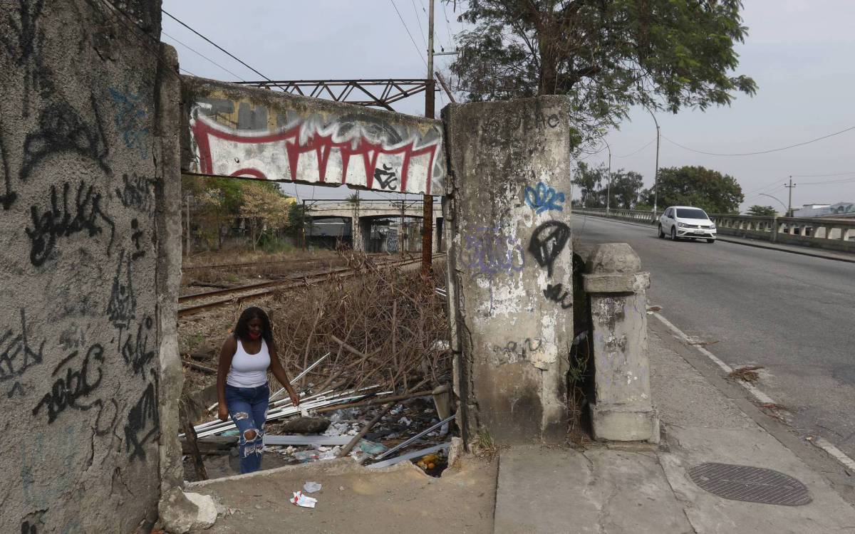 Policia - Homem morre em via ferrea, proximo a esta&ccedil;ao de Bangu, zona oeste do Rio, na manha de hoje, causando problemas na circula&ccedil;ao dos trens. Na foto, passagem aberta em muro na via.