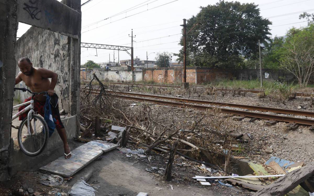 Policia - Homem morre em via ferrea, proximo a esta&ccedil;ao de Bangu, zona oeste do Rio, na manha de hoje, causando problemas na circula&ccedil;ao dos trens. Na foto, passagem aberta em muro na via.