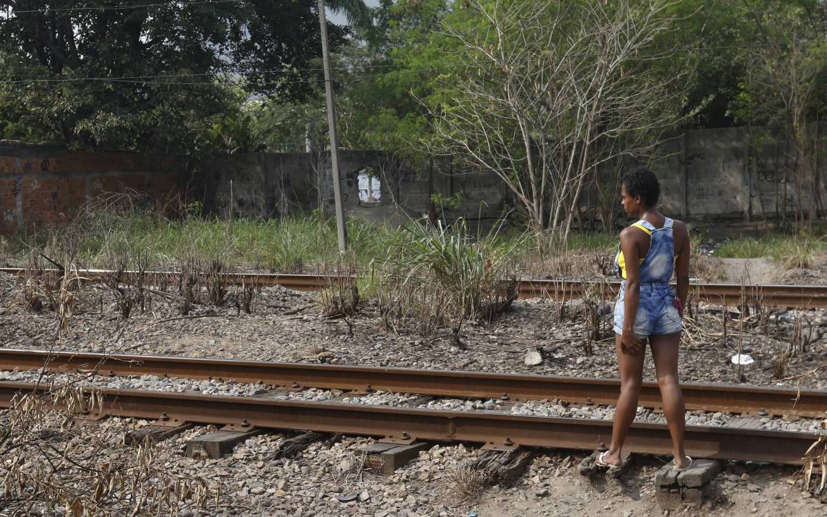 Policia - Homem morre em via ferrea, proximo a esta&ccedil;ao de Bangu, zona oeste do Rio, na manha de hoje, causando problemas na circula&ccedil;ao dos trens. Na foto, passagem aberta em muro na via.
