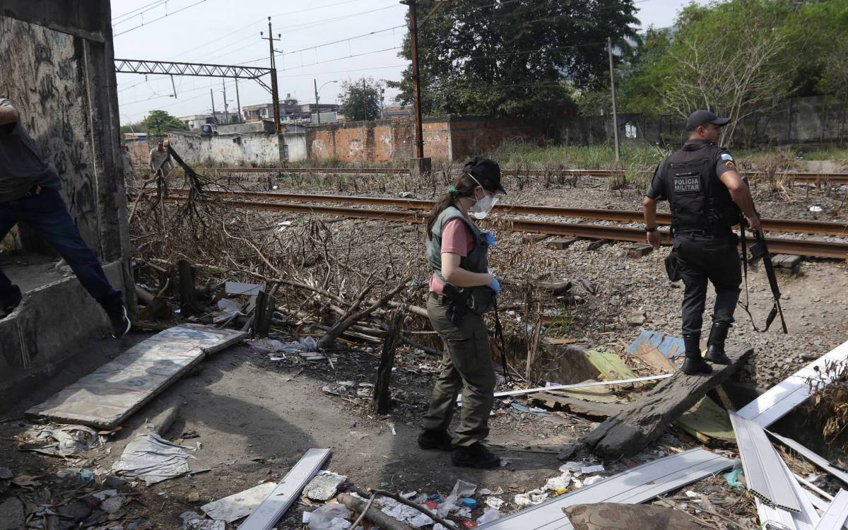 Policia - Homem morre em via ferrea, proximo a esta&ccedil;ao de Bangu, zona oeste do Rio, na manha de hoje, causando problemas na circula&ccedil;ao dos trens. Na foto, movimenta&ccedil;ao de agentes para pericia e remo&ccedil;ao do corpo.