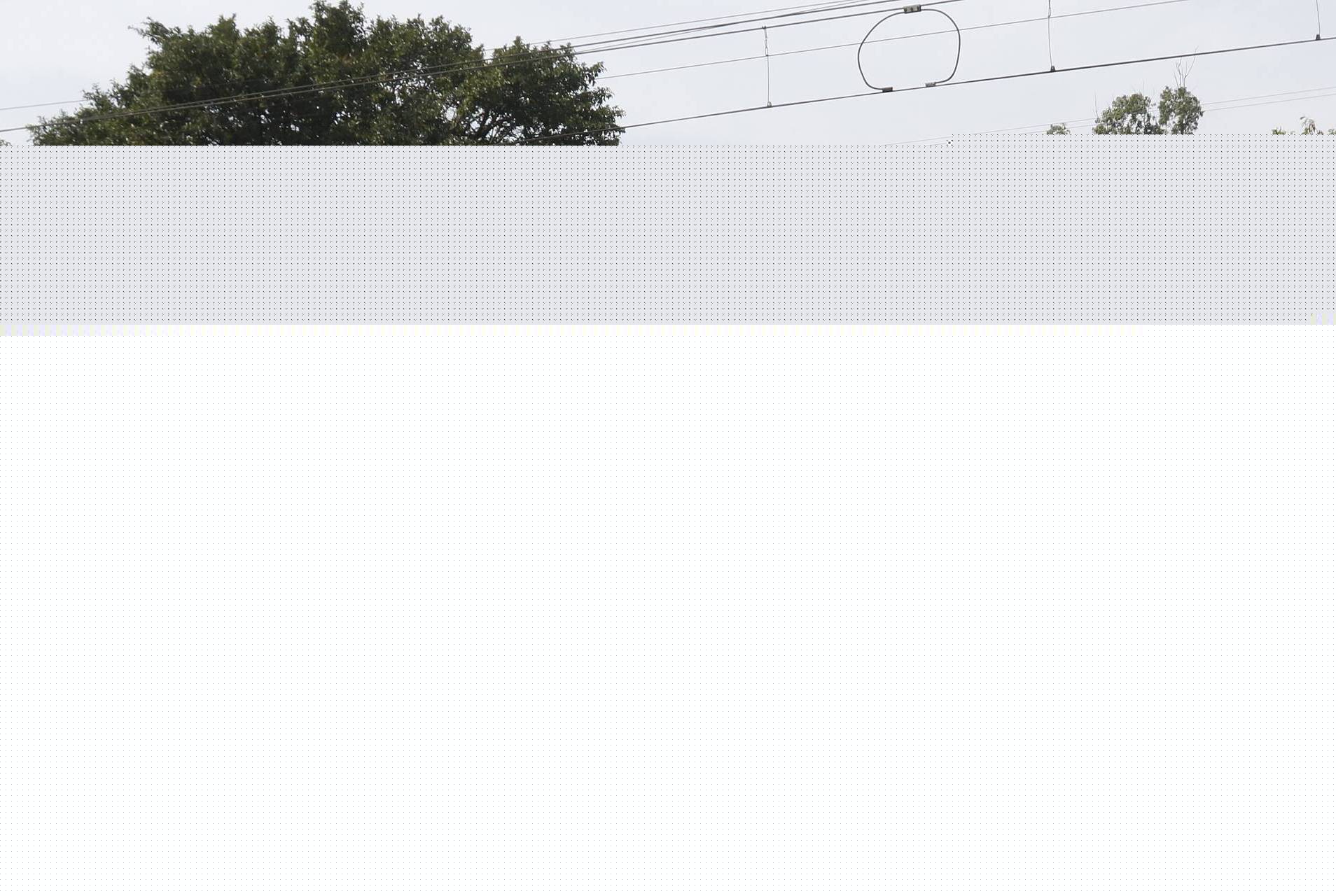 Policia - Homem morre em via ferrea, proximo a esta&ccedil;ao de Bangu, zona oeste do Rio, na manha de hoje, causando problemas na circula&ccedil;ao dos trens. Na foto, pessoas se arriscam na via.