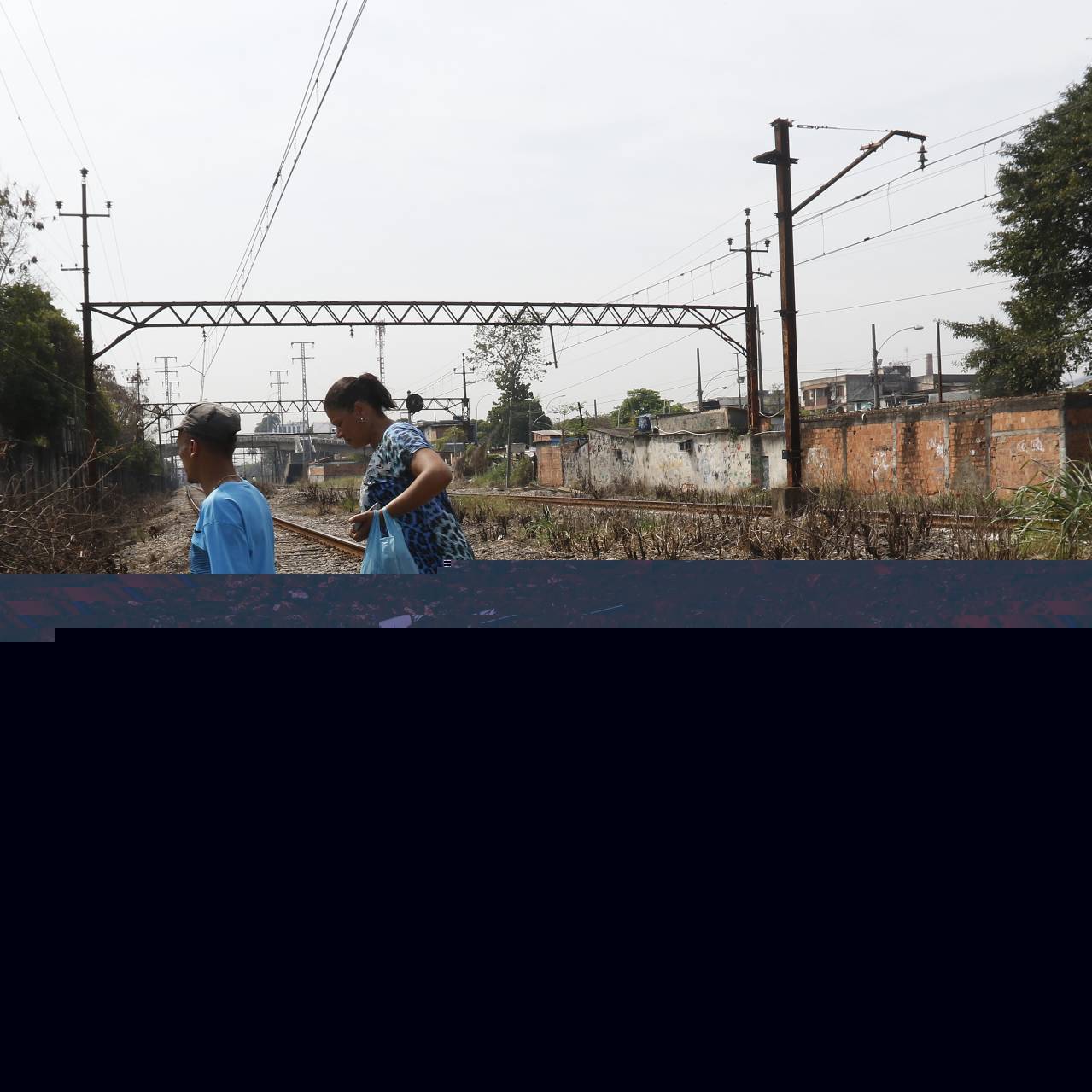 Policia - Homem morre em via ferrea, proximo a esta&Atilde;&sect;ao de Bangu, zona oeste do Rio, na manha de hoje, causando problemas na circula&Atilde;&sect;ao dos trens. Na foto, pessoas se arriscam na via.