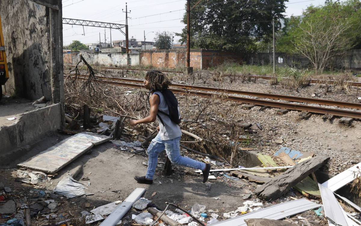 Policia - Homem morre em via ferrea, proximo a esta&ccedil;ao de Bangu, zona oeste do Rio, na manha de hoje, causando problemas na circula&ccedil;ao dos trens. Na foto, pessoas se arriscam na via.