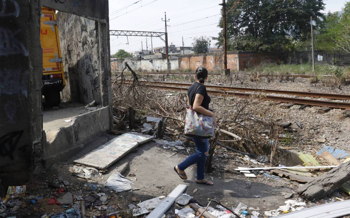 Policia - Homem morre em via ferrea, proximo a esta&ccedil;ao de Bangu, zona oeste do Rio, na manha de hoje, causando problemas na circula&ccedil;ao dos trens. Na foto, pessoas se arriscam na via.