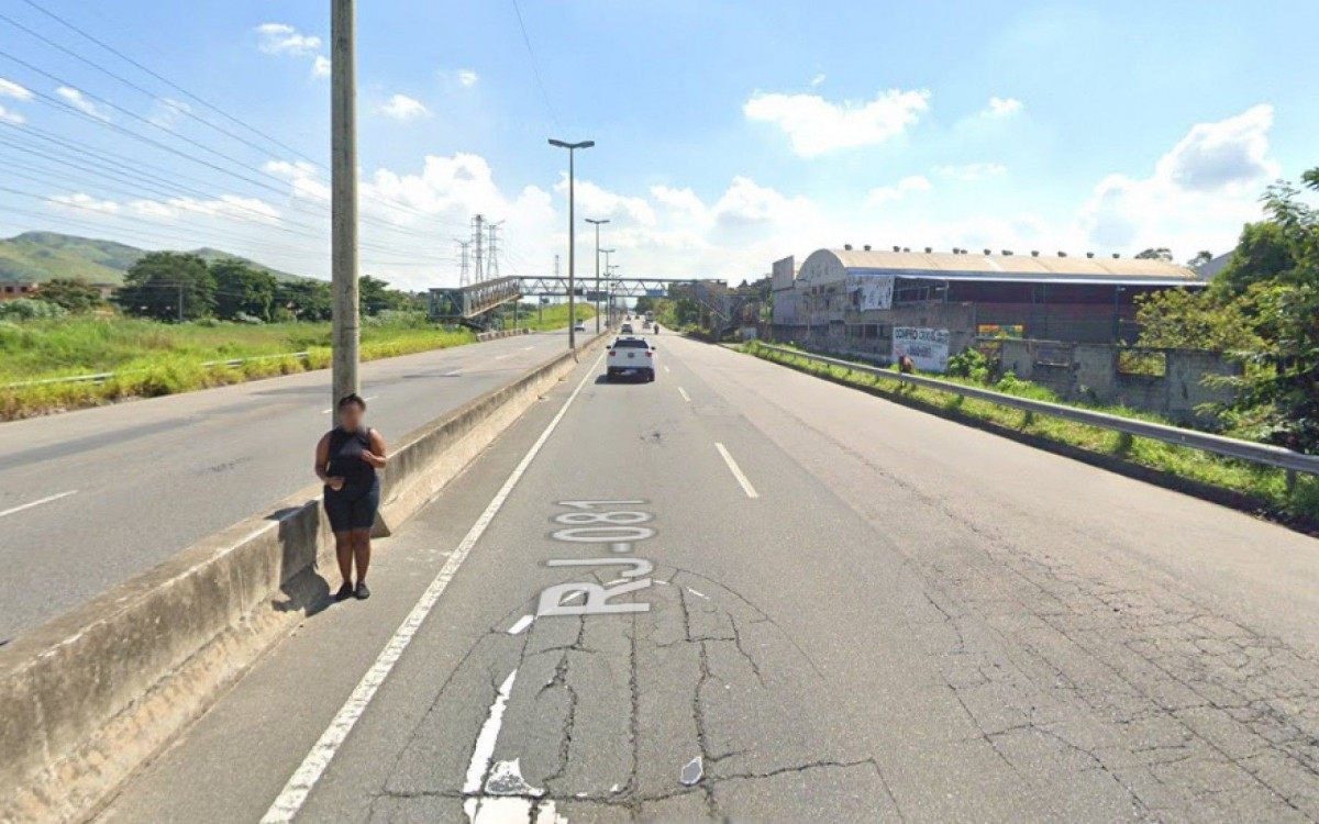 Moradora &eacute; flagrada atravessando a Via Light, altura de Mesquita; imagem de 2019. 