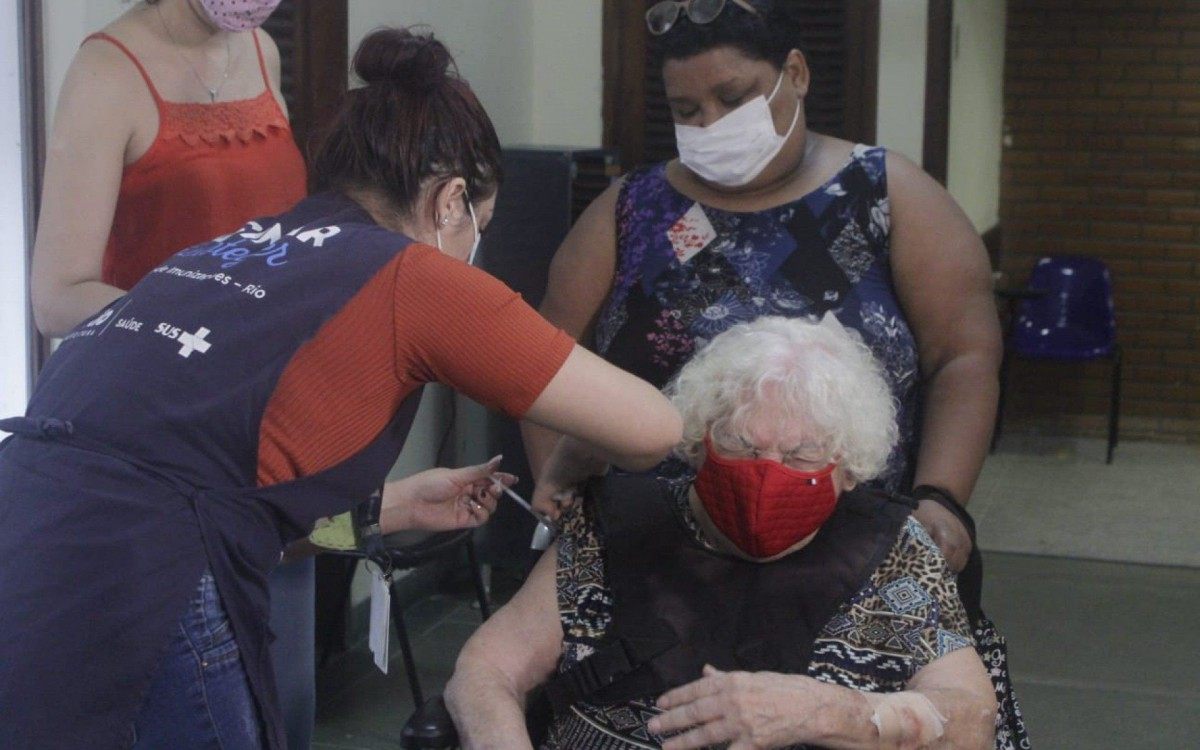 Aplica&ccedil;&atilde;o da dose de refor&ccedil;o para idosos com mais de 94 anos. Na foto, Maria da Penha, de 97 anos.