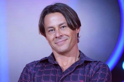 Theo Becker gera polêmica na web ao dizer que 'tentou' ser gay e não conseguiu