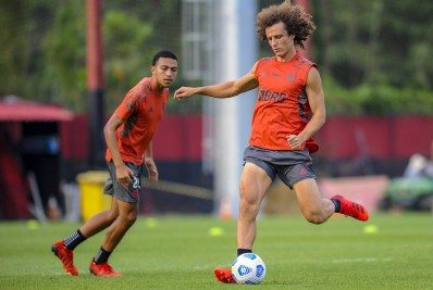 Regularizado pelo Flamengo, David Luiz treina pela primeira vez com bola