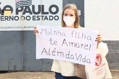 Em saída temporária, Elize Matsunaga deixa penitenciária com cartaz para a filha: 'Te amarei além da vida'