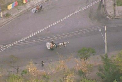 Roubo de carga tem produtos escoados por carroça e van em Costa Barros