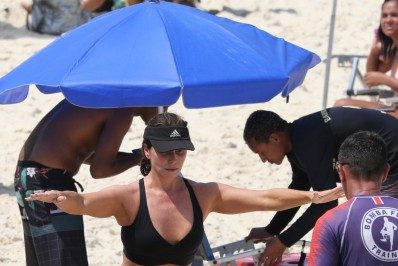 Marombeira! Giovanna Antonelli treina na praia 