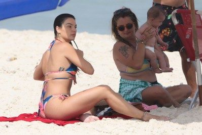 Isis Valverde exibe as curvas em praia do Rio