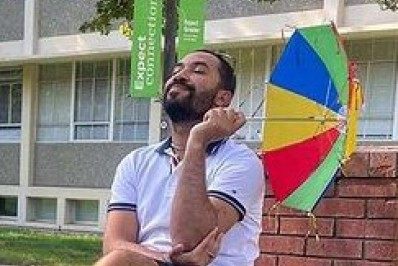 Nos EUA, Gil do Vigor posa em frente a universidade e aconselha fãs: 'Persista'