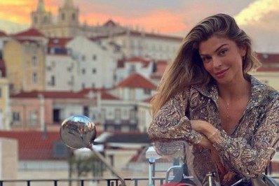 Solteira, Grazi Massafera passeia por pontos turísticos na Europa