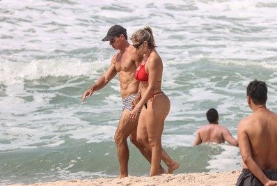 Túlio Maravilha vai à praia com a mulher