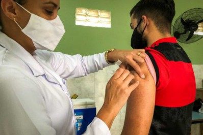 Moradores de 19 e 20 anos recebem 1ª dose contra Covid-19 em São Pedro