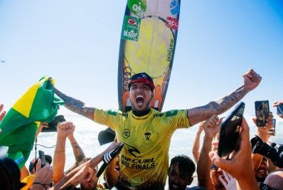 Medina dá show no WSL Finals, conquista o tri mundial de surfe e iguala marca dos ídolos