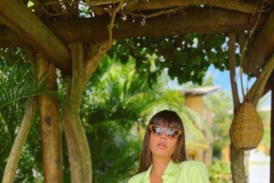 Ex-BBB Thaís sensualiza de biquíni no Rio Grande do Norte