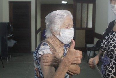 Idosos com mais de 94 anos vão aos postos para receber 3ª dose da vacina contra covid 