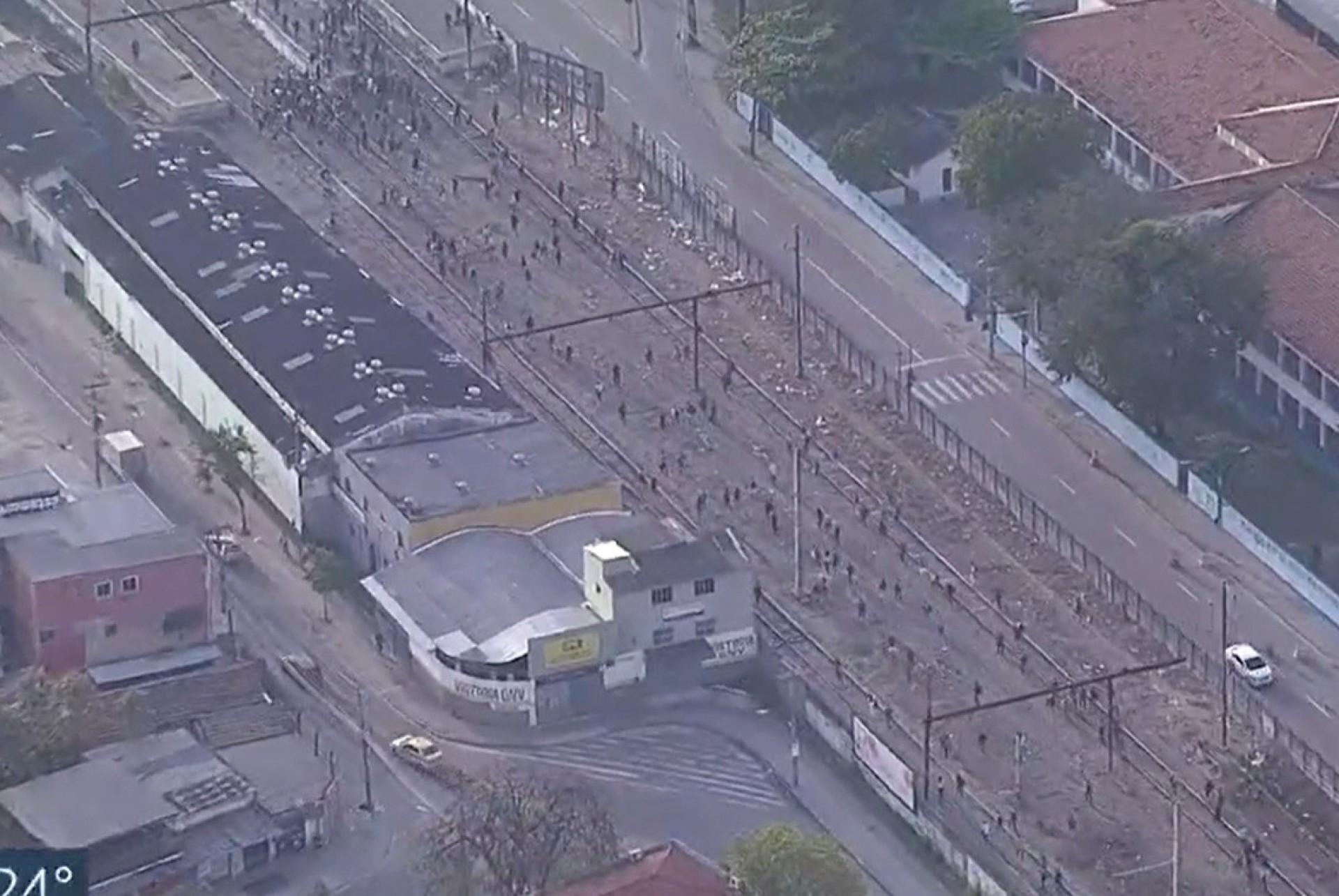 Pessoas caminham na linha férrea após acidente envolvendo trem próximo à estação de Bangu - Reprodução/TV Globo