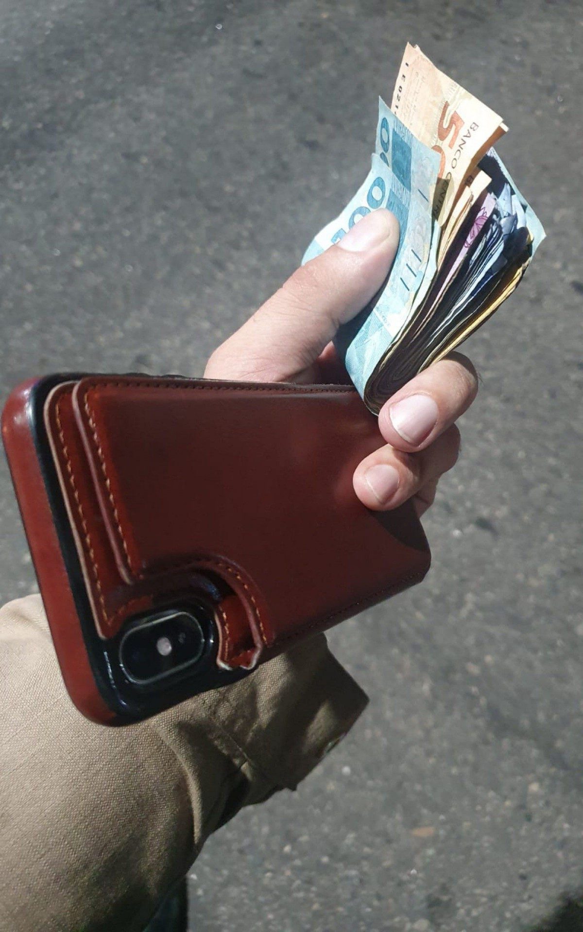 Motorista de aplicativo &eacute; preso ap&oacute;s ficar com celular e 950 reais de passageiro 