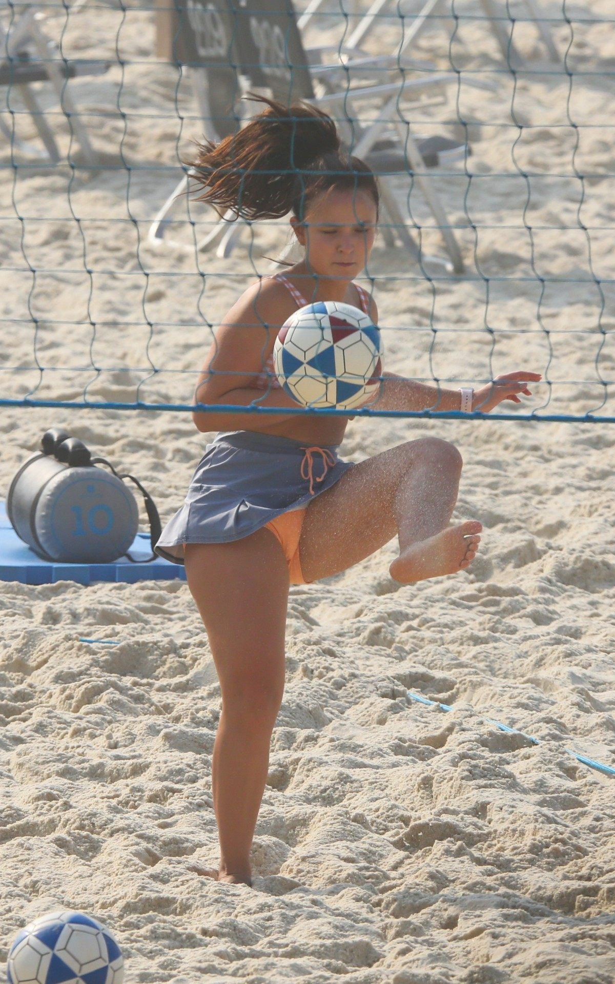 Larissa Manoela curte dia de sol na Praia da Barra da Tijuca, na Zona Oeste do Rio, na manh&atilde; desta quarta-feira