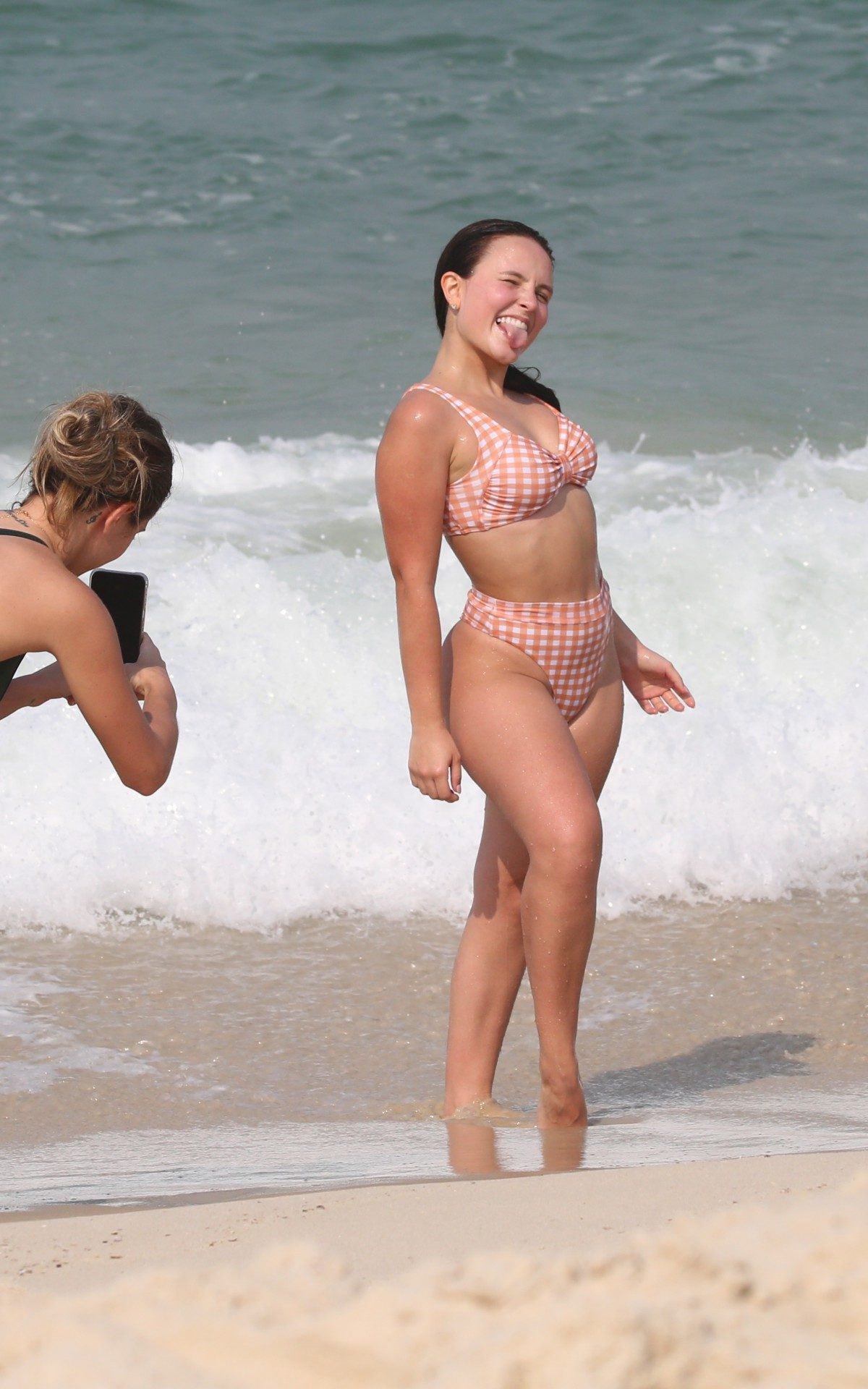 Larissa Manoela curte dia de sol na Praia da Barra da Tijuca, na Zona Oeste do Rio, na manh&atilde; desta quarta-feira