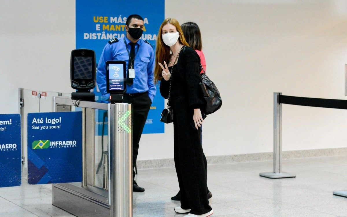 Marina Ruy Barbosa embarca no Aeroporto Santos Dumont, no Rio, com bolsa avaliada em R$ 48 mil