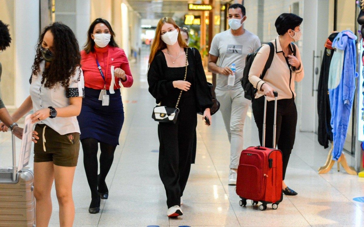 Marina Ruy Barbosa embarca no Aeroporto Santos Dumont, no Rio, com bolsa avaliada em R$ 48 mil