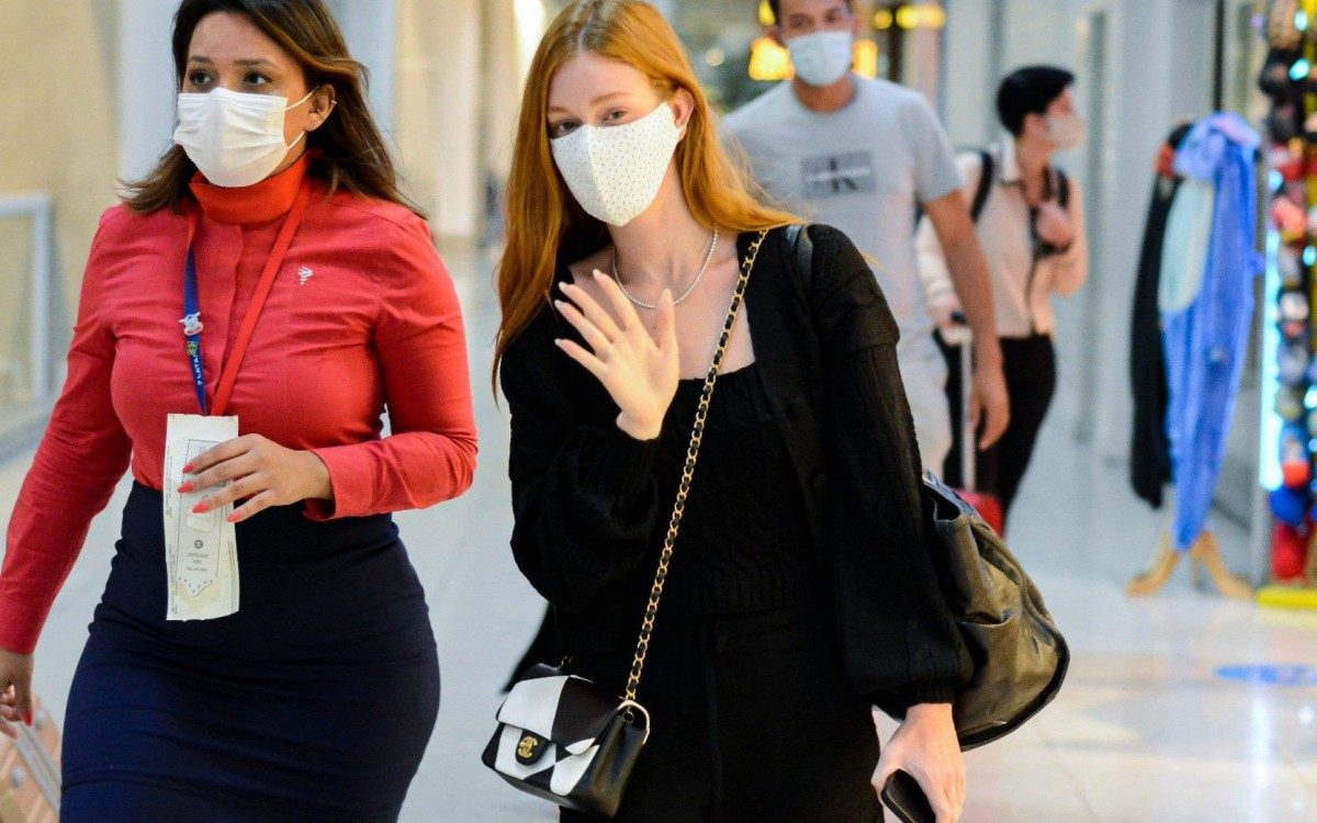 Marina Ruy Barbosa embarca no Aeroporto Santos Dumont, no Rio, com bolsa avaliada em R$ 48 mil
