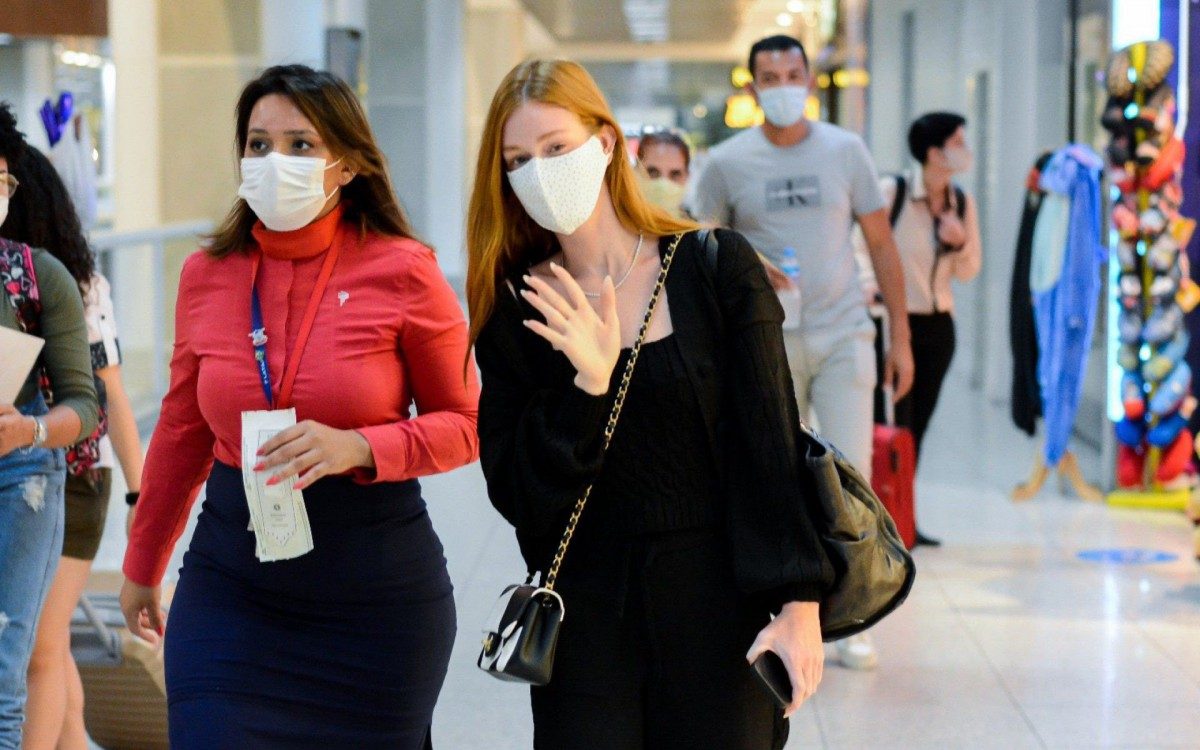 Marina Ruy Barbosa embarca no Aeroporto Santos Dumont, no Rio, com bolsa avaliada em R$ 48 mil