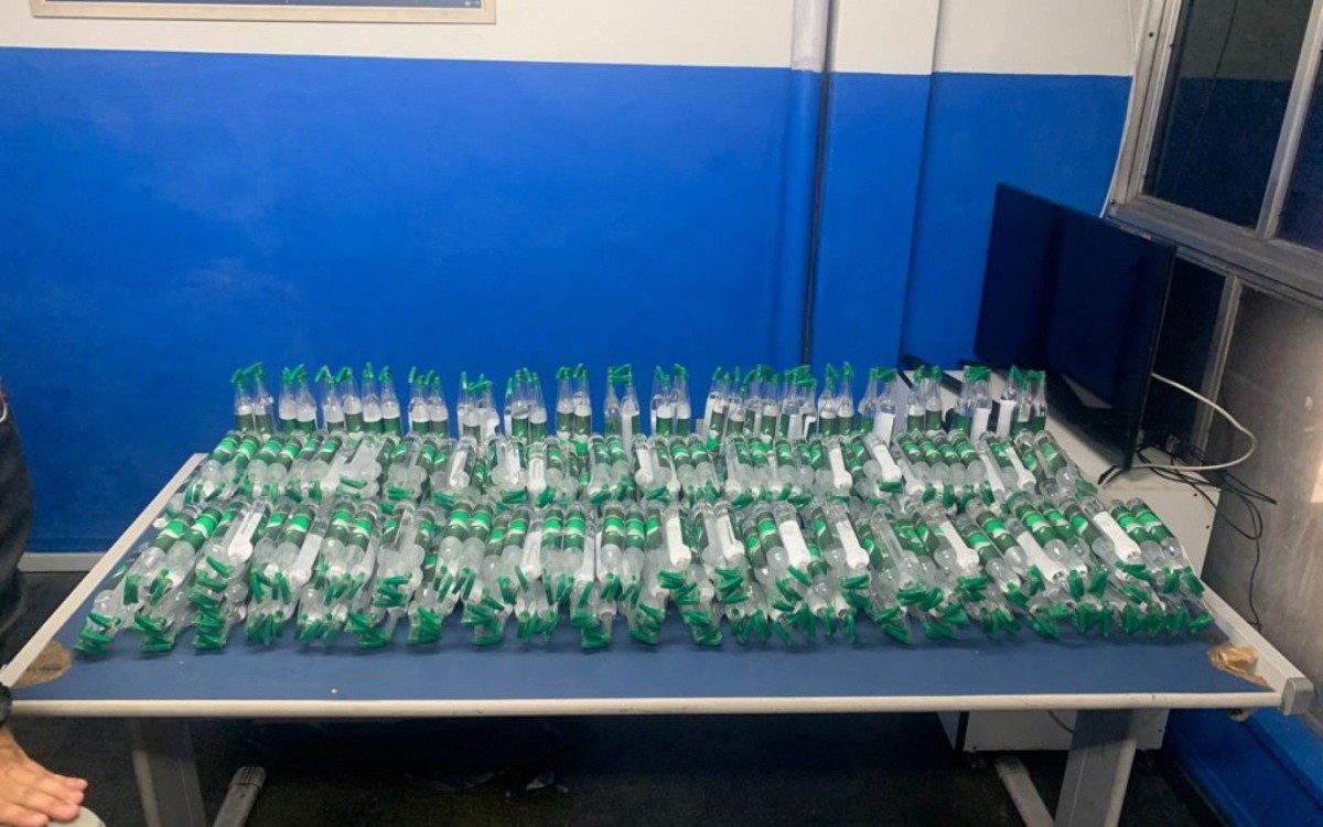 Mulher é presa e adolescente é apreendida com 400 frascos de lança-perfume na Rodoviária Novo Rio - Divulgação