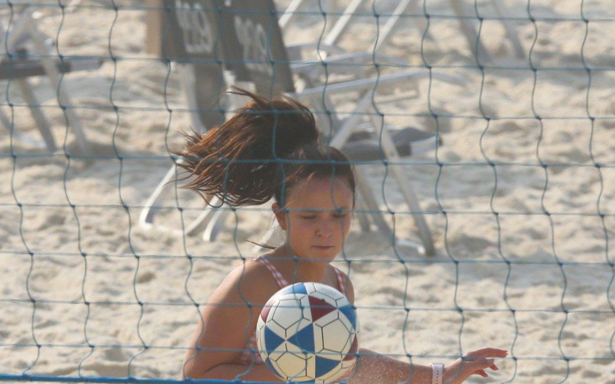Larissa Manoela curte dia de sol na Praia da Barra da Tijuca, na Zona Oeste do Rio, na manh&atilde; desta quarta-feira