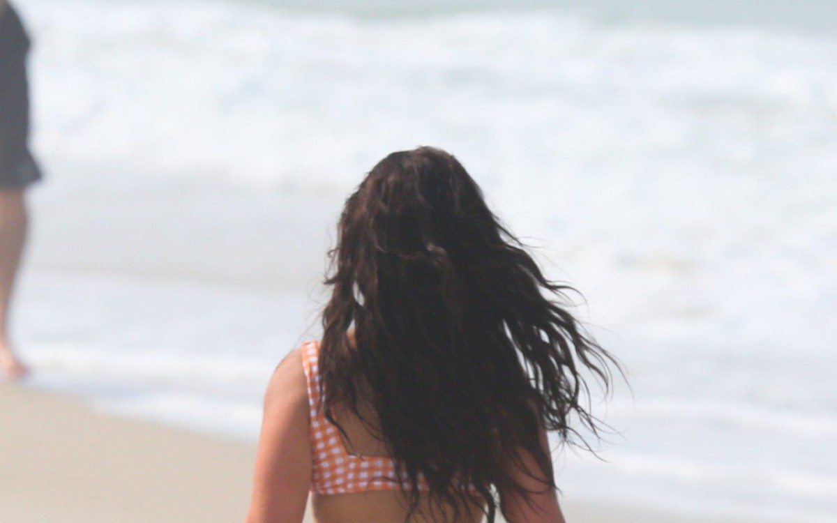 Larissa Manoela curte dia de sol na Praia da Barra da Tijuca, na Zona Oeste do Rio, na manh&atilde; desta quarta-feira