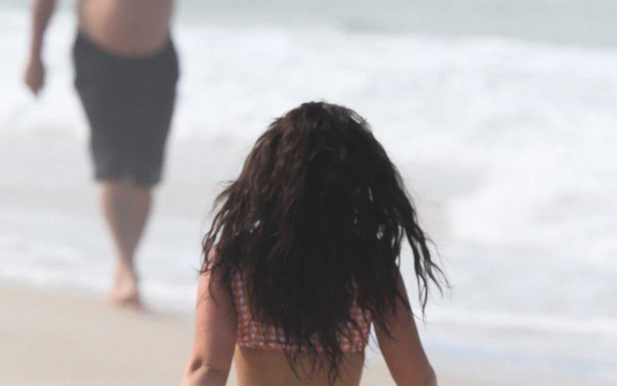 Larissa Manoela curte dia de sol na Praia da Barra da Tijuca, na Zona Oeste do Rio, na manh&atilde; desta quarta-feira