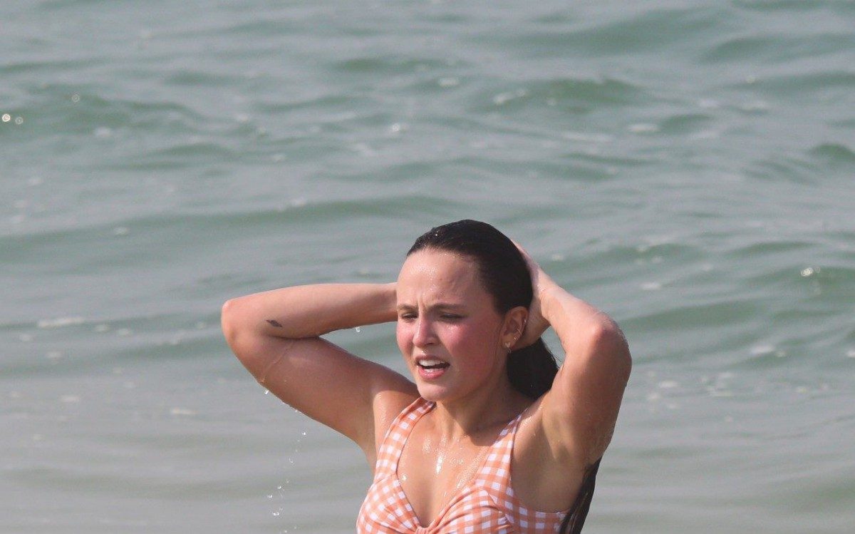Larissa Manoela curte dia de sol na Praia da Barra da Tijuca, na Zona Oeste do Rio, na manh&atilde; desta quarta-feira