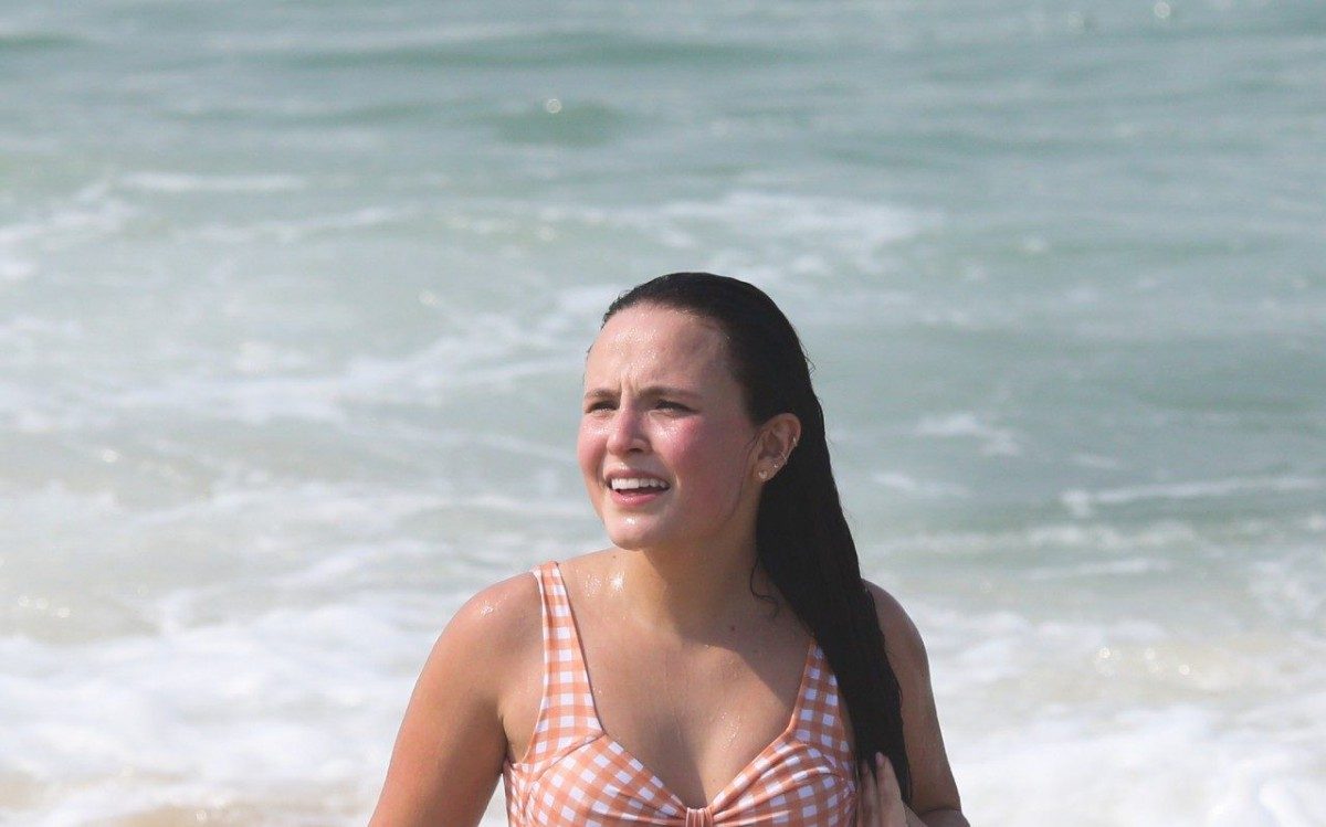 Larissa Manoela curte dia de sol na Praia da Barra da Tijuca, na Zona Oeste do Rio, na manh&atilde; desta quarta-feira