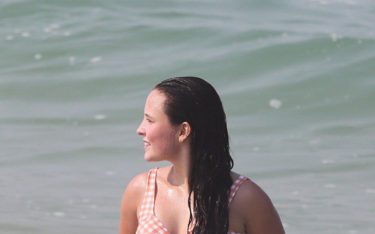 Larissa Manoela curte dia de sol na Praia da Barra da Tijuca, na Zona Oeste do Rio, na manh&atilde; desta quarta-feira