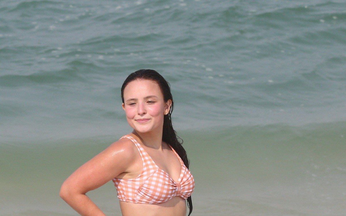 Larissa Manoela curte dia de sol na Praia da Barra da Tijuca, na Zona Oeste do Rio, na manh&atilde; desta quarta-feira