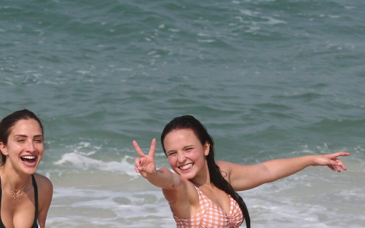 Larissa Manoela curte dia de sol na Praia da Barra da Tijuca, na Zona Oeste do Rio, na manh&atilde; desta quarta-feira