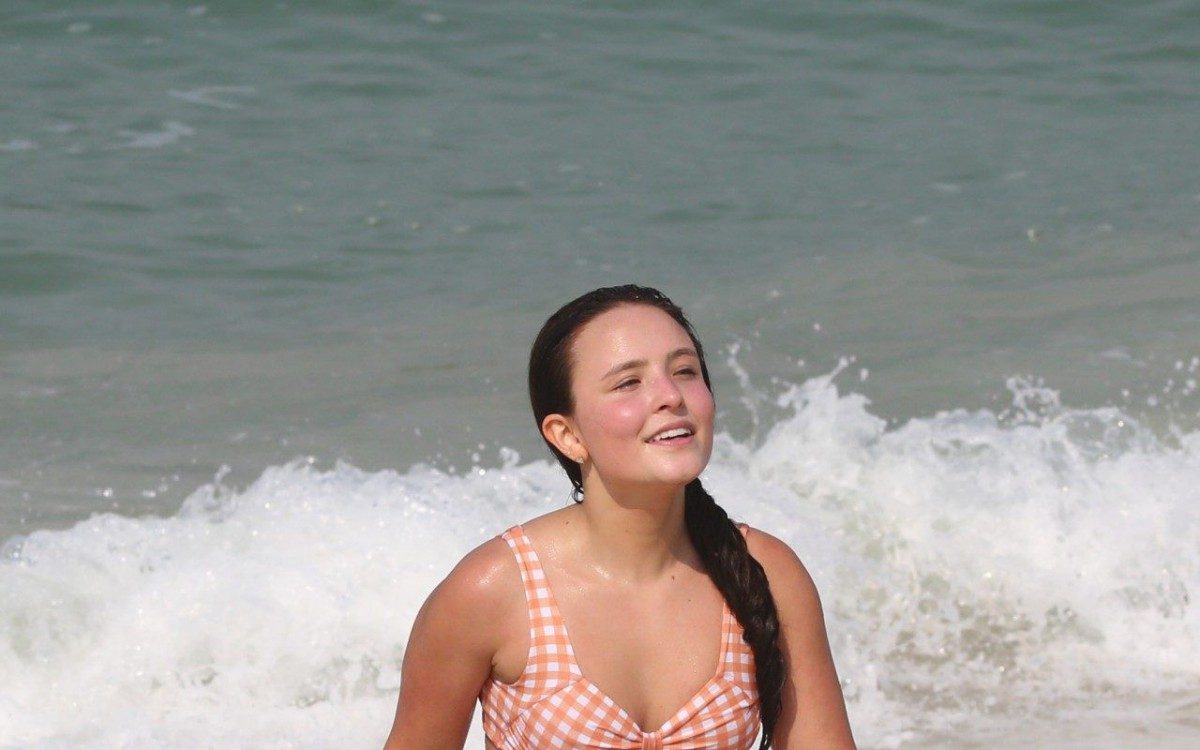 Larissa Manoela curte dia de sol na Praia da Barra da Tijuca, na Zona Oeste do Rio, na manh&atilde; desta quarta-feira