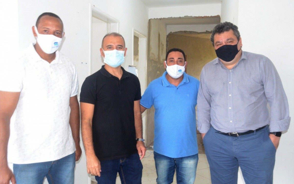 Prefeito de Iguaba, Vantoil Martins, Dr. Alexandre Chieppe e os vereadores Marcelo Durão (PL) e Luciano Silva (CID).